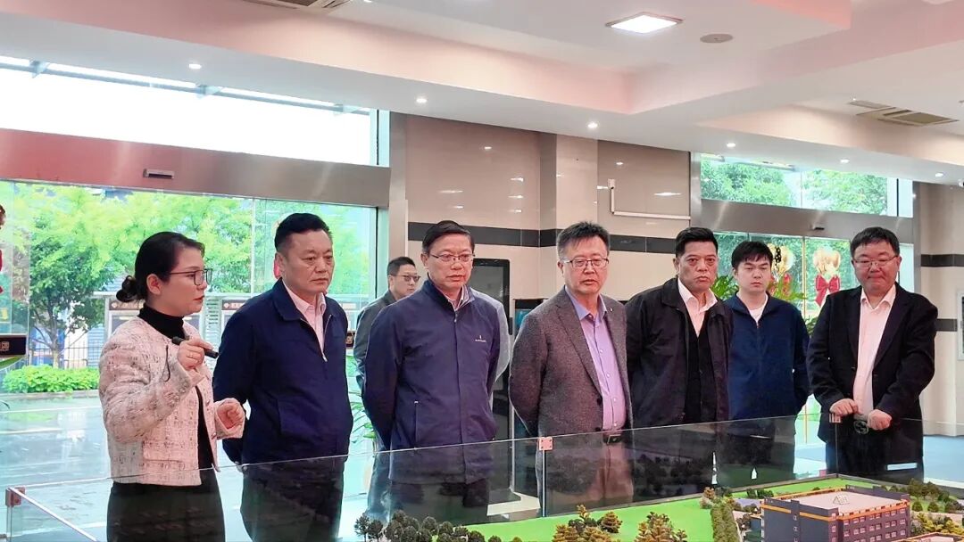 江蘇省鋼鐵服務(wù)業(yè)協(xié)會(huì)參訪江蘇冠軍集團(tuán)